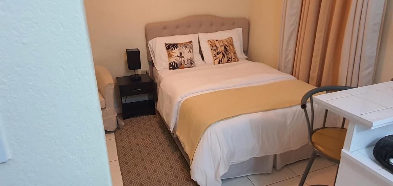 Hastings Towers 4D - Studio Apt Opp Beach Bridgetown Dış mekan fotoğraf